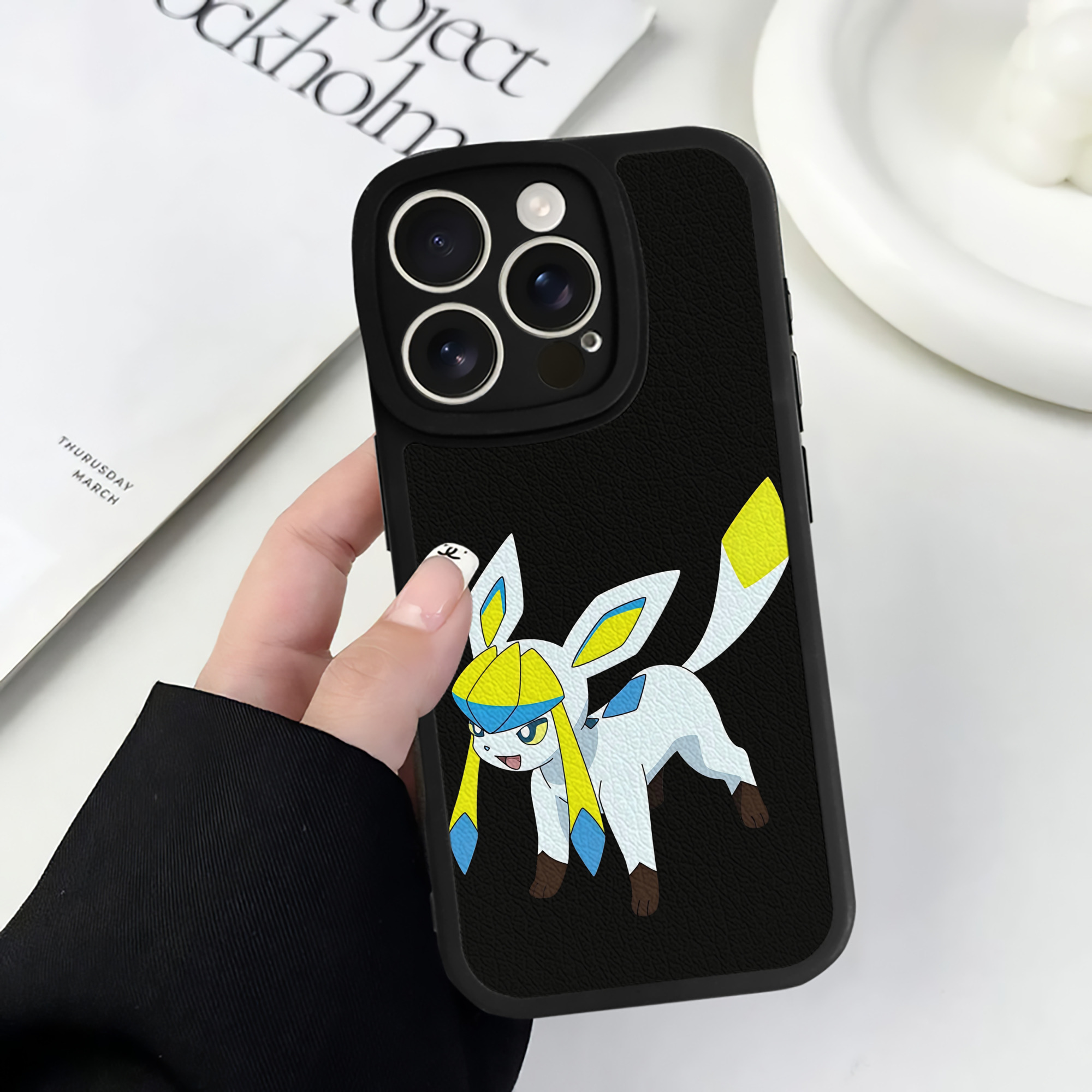 （画像用） Digimon デジタルモンスター/デジモン 【iPhone 16シリーズ対応】シリコンスマホケース（レザー調） 材質：シリコン